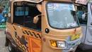 Sejumlah bajaj bermotif maskot Asian Games menunggu penumpang di kawasan Monas, Jakarta, Kamis (17/5).  Kehadiran bajaj tersebut dalam rangka promosi dan sosialisasi penyelenggaraan Asian Games 2018 pada Agustus mendatang. (LIputan6.com/Arya Manggala)