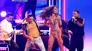 Luis Fonsi dan Daddy Yankee serta Miss Universe 2006, Zuleyka Rivera membawakan Despacito di panggung Grammy Awards 2018 di New York, Minggu (28/1). Keduanya menyanyikan versi asli lagu Despacito dalam bahasa Spanyol secara utuh. (Matt Sayles/Invision/AP)