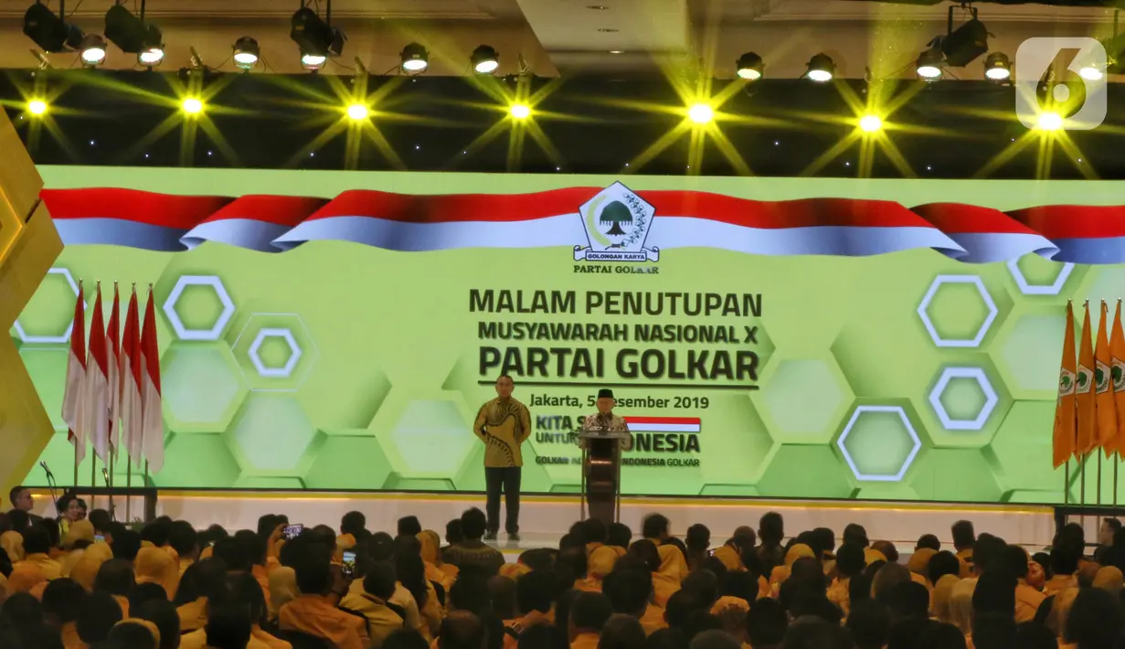 Wakil Presiden Ma'ruf Amin (kanan) memberikan sambutan saat penutupan Munas X Partai Golkar di Jakarta, Kamis (5/12/2019). Airlangga Hartarto terpilih kembali sebagai ketua umum Partai Golkar Periode 2019-2024 secara aklamasi. (Liputan6.com/Johan Tallo)