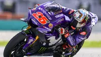 Aksi pembalap Movistar Yamaha, Maverick Vinales dalam tes pramusim MotoGP 2018 di Sirkuit Sepang, Malaysia. (AP Photo/Sadiq Asyraf)