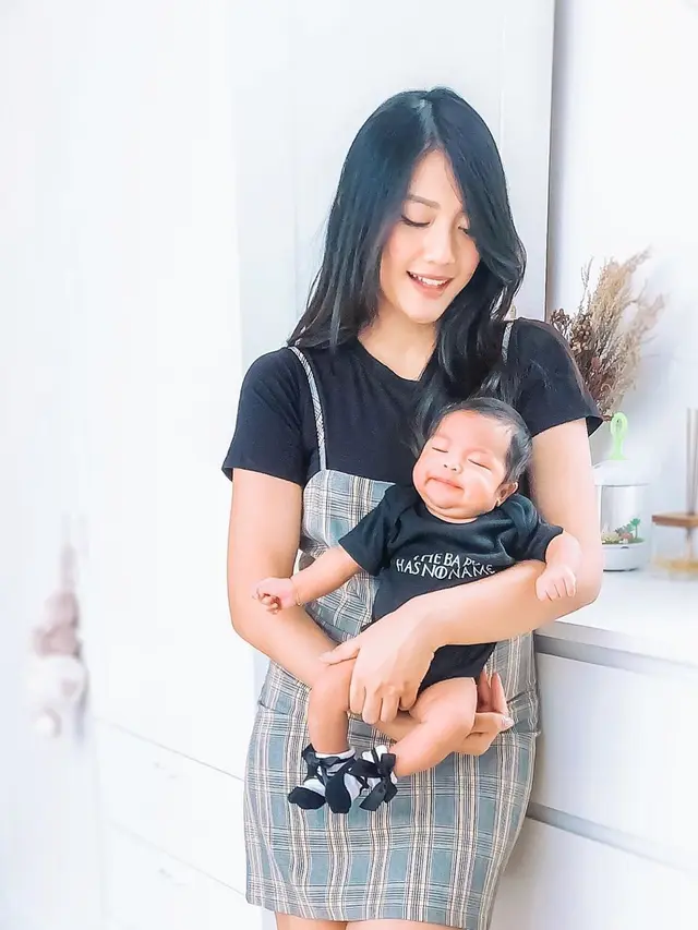 7 Potret Cantik Anissa Aziza Istri Raditnya Dika Bersama Bayinya