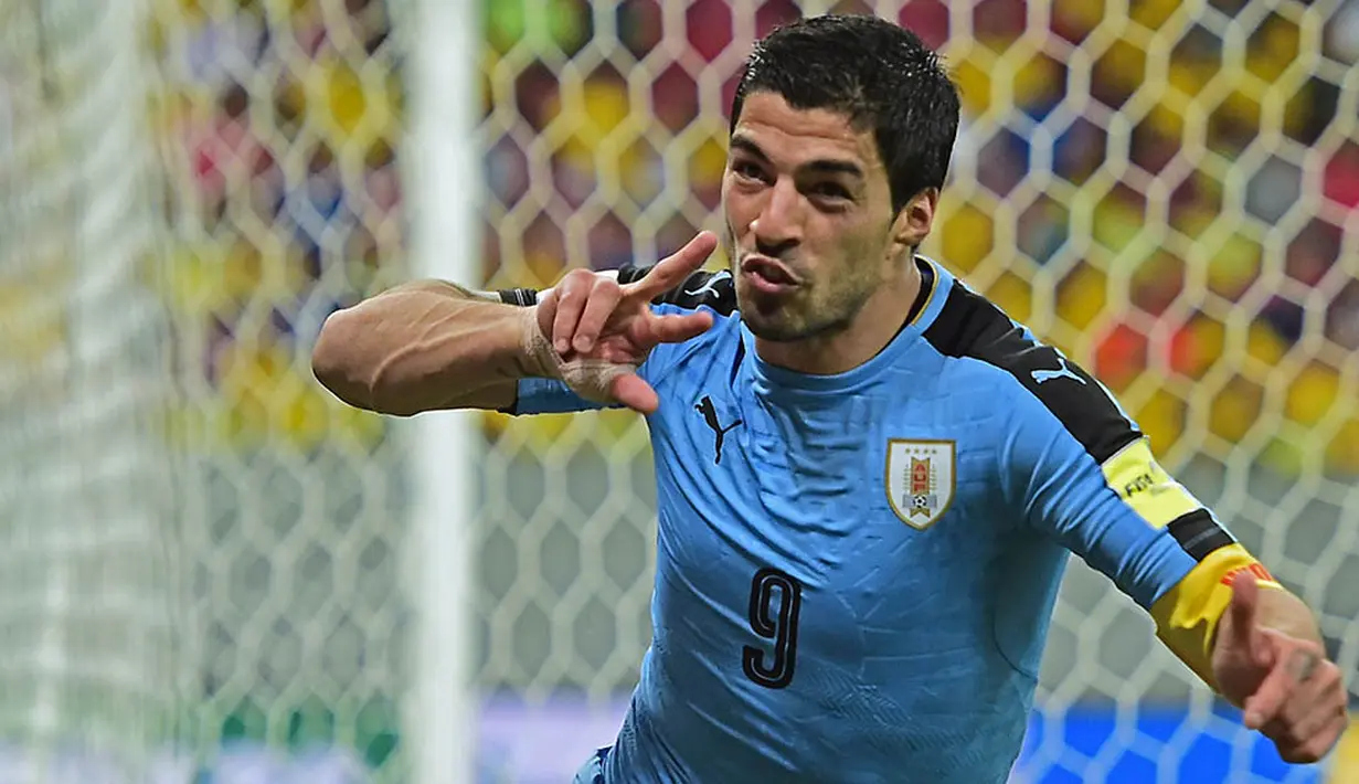 Penyerang Uruguay, Luis Suarez, merayakan gol yang dicetaknya ke gawang Brasil pada kualifikasi Piala Dunia 2018 di Recife, Brasil, Sabtu (26/3/2016) pagi WIB. Comeback, Suarez langsung berbuah sebuah gol. (AFP/Christophe Simon)