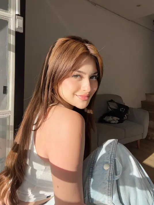 Warganet bahkan sebut potret terbaru Nathalie ini mirip dengan Ariel Tatum, setujukah kamu? [@nathalieholscher]