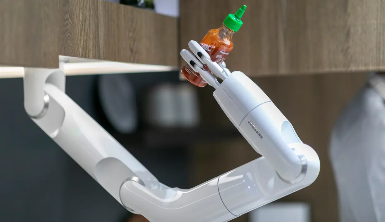 Samsung Bot Chef menunjukkan kemampuannya selama ajang  Consumer Electronics Show (CES) 2020 di Las Vegas, Nevada pada 8 Januari 2020. Dua lengan robot yang dinamai Samsung Bot Chef itu menunjukkan kebolehannya dalam membuat salad untuk pengunjung. (DAVID MCNEW / AFP)