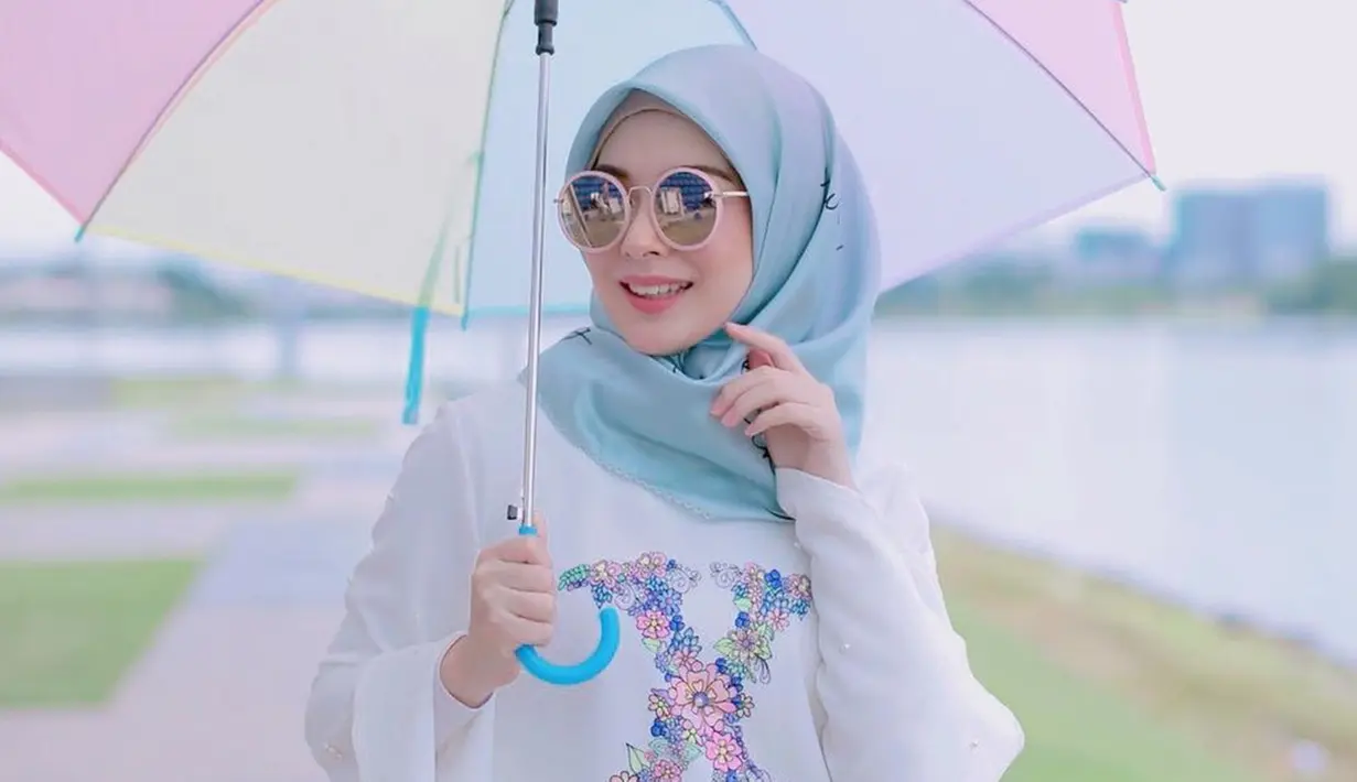 Tak hanya itu, OOTD Ayana saat liburan yang selalu dibagikan di media sosial Instagram ini juga mencuri perhatian. Bahkan cukup mudah untuk ditiru dan bisa menjadi inspirasi kamu saat bergaya simpel namun tetap stylish.(Liputan6.com/IG/@xolovelyayana)
