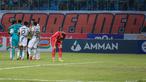 Reaksi pemain Persija Jakarta, Marco Simic saat sejumlah pemain Borneo FC memprotes wasit pada laga pekan ketujuh BRI Liga 2023/2024 di Stadion Patriot Candrabhaga, Bekasi, Rabu (09/08/2023). (Bola.com/Bagaskara Lazuardi)
