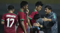 Pelatih Timnas Indonesia U-19, Indra Sjafri, memberikan instruksi saat melawan Kamboja U-19 pada laga persahabatan di Stadion Patriot, Bekasi, Rabu (4/10/2017). Indonesia menang 2-0 atas Kamboja. (Bola.com/Vitalis Yogi Trisna)