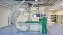 Petugas mempersiapakan alat cath lab di RS EMC Sentul, Jawa Barat, Sabtu (21/4). RS EMC memiliki alat pemeriksaan diagnaostic yang canggih dan kamar kualitas yang terbaik. (Liputan6.com/Herman Zakharia)
