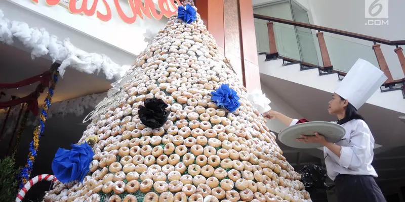 Uniknya Pohon Natal dari Kue Donat di Semarang