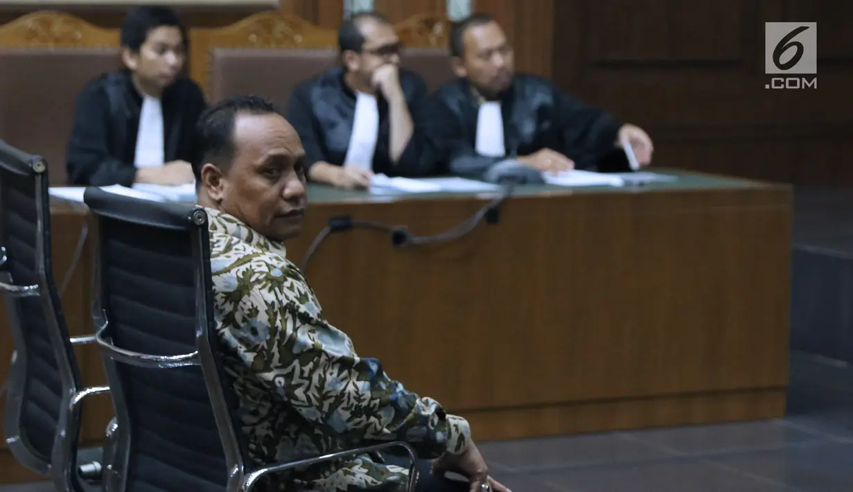 Ketua DPRD Kepulauan Sula Periode 2009-2014, Zainal Mus saat menjalani sidang dakwaan di Pengadilan Tipikor, Jakarta, (22/11). Zainal Mus didakwa melakukan perbuatan korupsipengadaan lahan Bandara Bobong, Maluku Utara. (Liputan6.com/Helmi Fithriansyah)