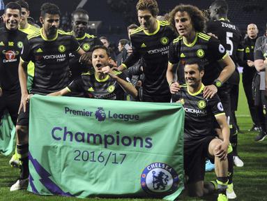 Para pemain Chelsea membentangkan spanduk bertuliskan Juara Premier League 2016-2017 usai menang atas West Bromwich di Hawthorns Stadium, West Bromwich, (12/5/2017). Chelsea menang 1-0.  (AP/Rui Vieira)