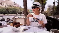 Dalam setiap penampilannya, Syahrini selalu tampil cetar membahana. Begitu juga saat makan, ia tetap anggun. (Foto: instagram.com/princessyahrini)