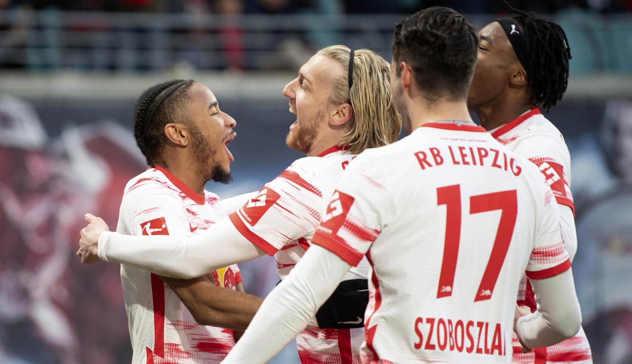 Cristiano Ronaldo dan Lionel Messi merupakan dua pemain terbaik yang pernah ada di jagat bumi ini. Namun tak bisa dipungkiri bahwa penampilan kedua pemain ini memang tak segarang musim-musim sebelumnya saat keduanya masih dalam top performa. (Sebastian Kahnert/dpa via AP)