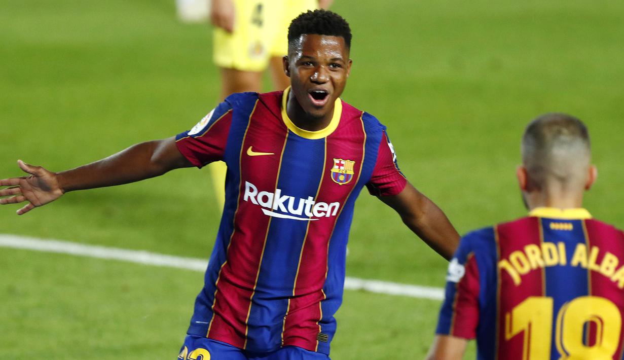 Penyerang Barcelona, Ansu Fati, melakukan selebrasi usai mencetak gol ke gawang Villareal pada laga Liga Spanyol di Stadion Camp Nou, Senin (28/9/2020). Barcelona menang dengan skor 4-0. (AP Photo/Joan Monfort)