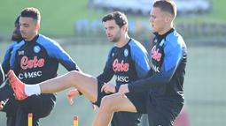 Bek kanan Napoli, Bartosz Bereszynski (tengah) menjalani sesi latihan pertama di markas Napoli (7/1/2023). Pemain Polandia berusia 30 tahun yang baru membela Napoli pada Januari 2023 dengan status pinjaman dari Sampdoria ini tercatat pernah membawa dua klub Polandia, Lech Poznan dan Legia Warsawa menjuarai Liga Polandia (Ekstraklasa). (twitter sscnapoli)