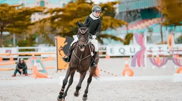 Melalui akun Instagram, Aisha diketahui memiliki hobi berkuda. Bahkan, olahraga yang berasal dari hobi ini juga membuat Aisha bisa mengikuti sebuah kompetisi. (Liputan6.com/IG/@aishakeem15)
