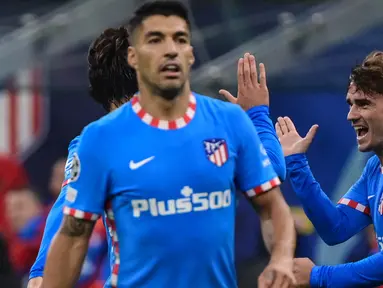 Duet Antoine Griezmann dan Luis Suarez secara dramatis membuahkan gol bagi Atletico Madrid di menit akhir pertandingan dan sukses mengalahkan AC Milan. (AFP/Miguel Medina)