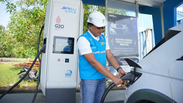 PT PLN (Persero) Unit Induk Distribusi (UID) Jawa Timur menambah 23 unit electric vehicle (EV) charger pada 17 titik Stasiun Pengisian Kendaraan Listrik Umum (SPKLU) di sepanjang tol Ngawi – Situbondo. (Foto: PLN)