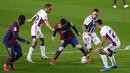 Striker Barcelona, Lionel Messi, berusaha melewati pemain Real Valladolid pada laga Liga Spanyol di Stadion Camp Nou, Selasa (6/4/2021). Barcelona menang dengan skor 1-0. (AP Photo/Joan Monfort)