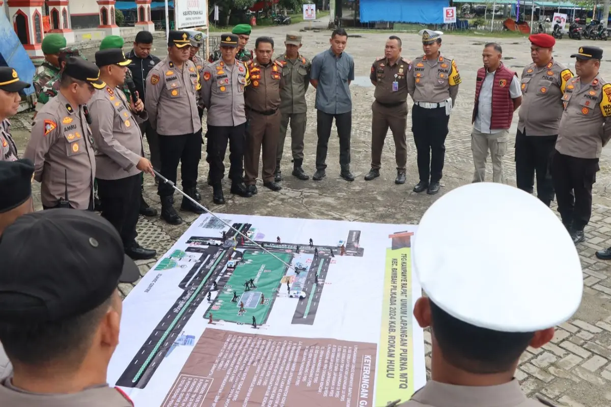 Kapolres Rohul AKBP Budi Setiyono memberikan arahan kepada personelnya mengamankan tahapan Pilkada 2024.