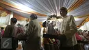Rombongan keluarga Presiden yang diutus membawa cinderamata tiba di kediaman calon mempelai wanita, Solo, Rabu (10/6/2015). Dalam adat Jawa, pemberian cinderamata atau seserahan ini disebut Midodareni. (Liputan6.com/Faizal Fanani) 