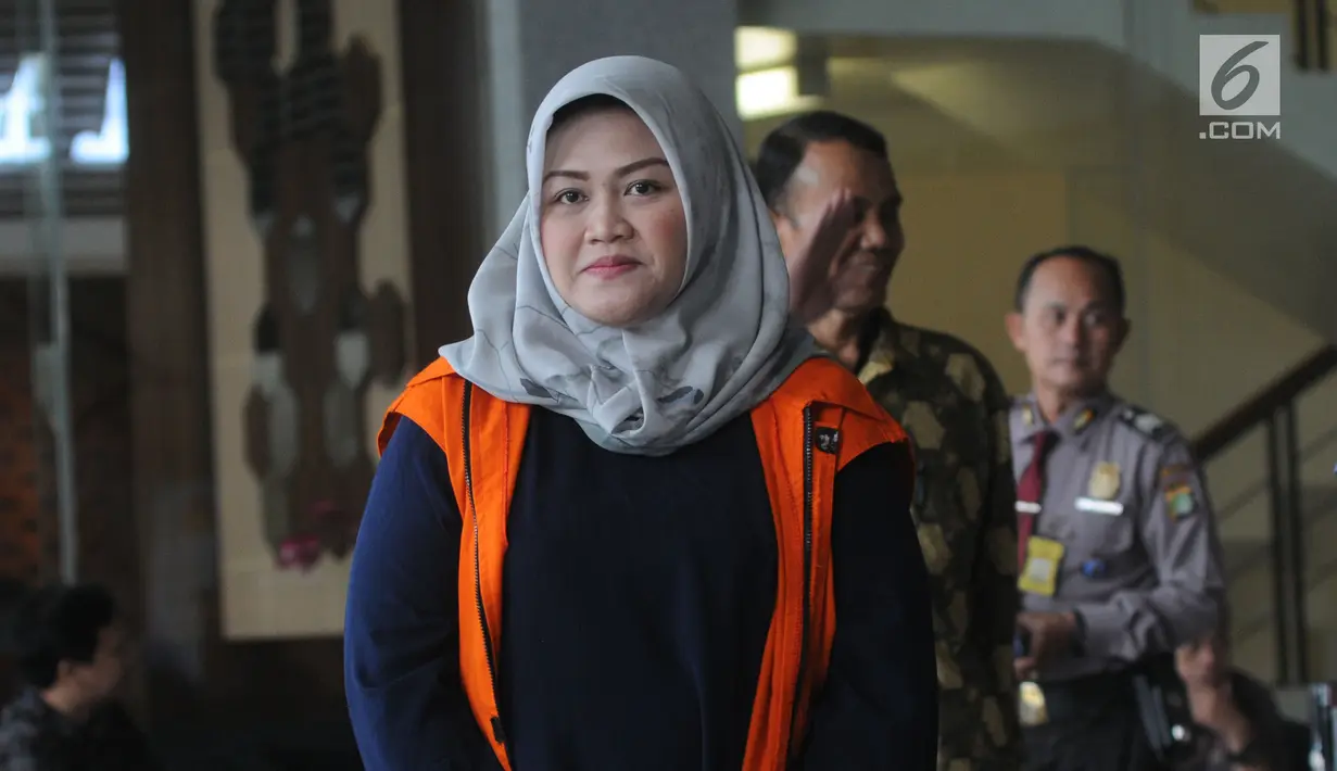 Bupati nonaktif Bekasi Neneng Hasanah Yasin usai menjalani pemeriksaan lanjutan di Gedung KPK, Jakarta, Jumat (8/2). Pemeriksaan lanjutan ini dilakukan untuk mendalami kasus dugaan suap izin proyek pembangunan Meikarta. (Merdeka.com/Dwi Narwoko)