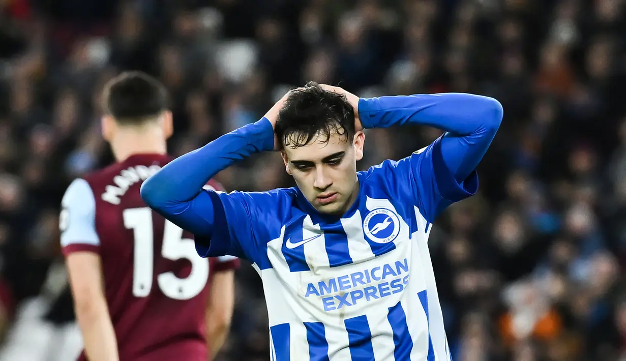 Facundo Buonanotte saat ini tengah menjalani musim kedua bersama Brighton And Hove Albion sejak didatangkan dari klub Argentina, Rosario Central pada tengah musim 2022/2023. Hingga kini ia telah tampil dalam 36 laga bersama The Seagulls di semua kompetisi dengan torehan 4 gol dan 2 assist. (AFP/Ben Stansall)