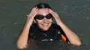 Wali kota Paris Anne Hidalgo menepati janjinya untuk berenang di sungai Seine, Rabu (17/7/2024). (AP Photo/Michel Euler)