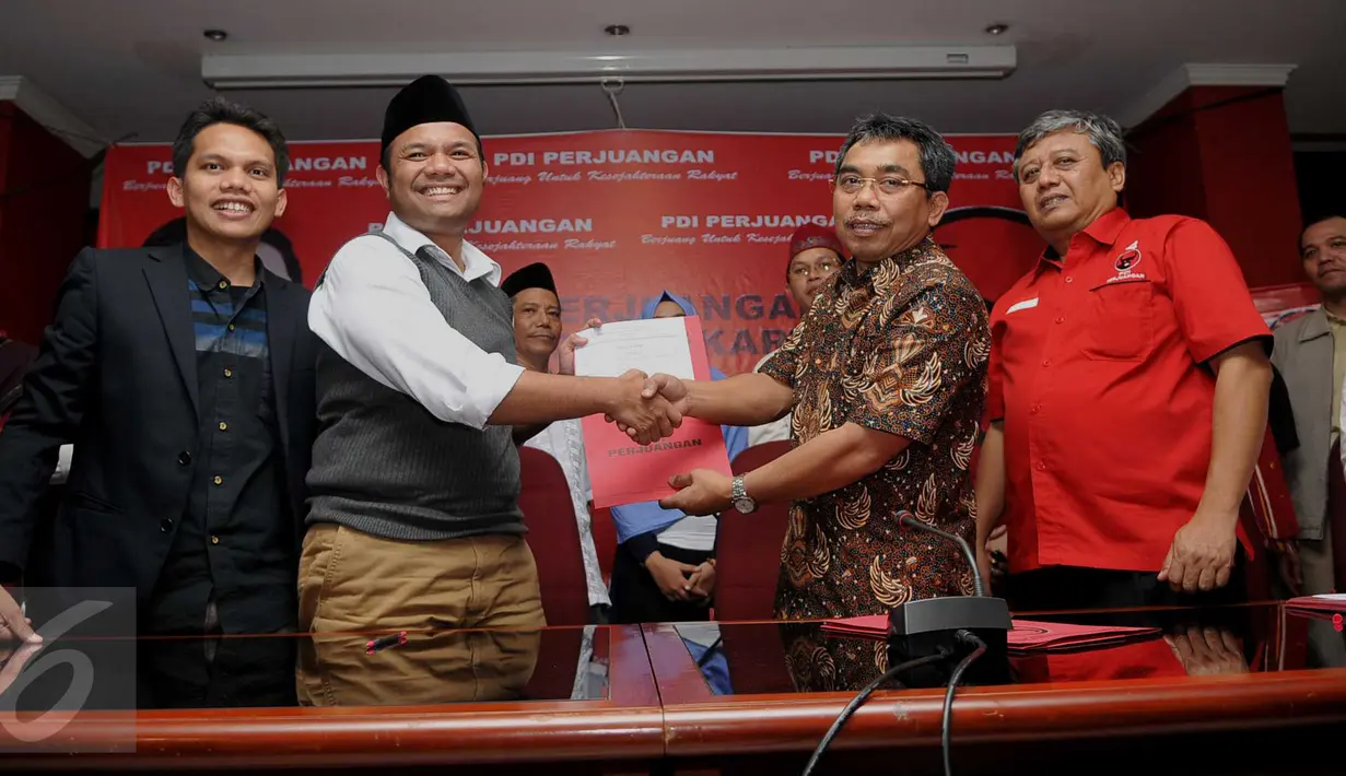 Pengusaha Muhamad Idrus bersalaman dengan Wakil Ketua Bapilu DPD PDIP Jakarta, Gembong Warsono usai menandatangangi surat pengambilan formulir pendaftaran Calon Gubernur DKI di kantor DPD PDIP DKI Jakarta, (20/4). (Liputan6.com/Gempur M Surya)