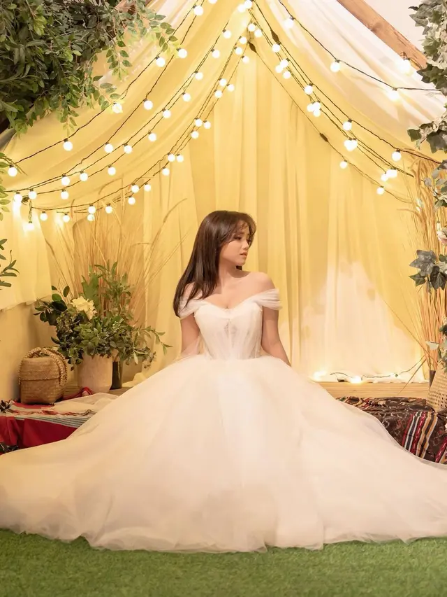 7 Pemotretan Terbaru Fuji dengan Gaun Pengantin, Tampil Elegan
