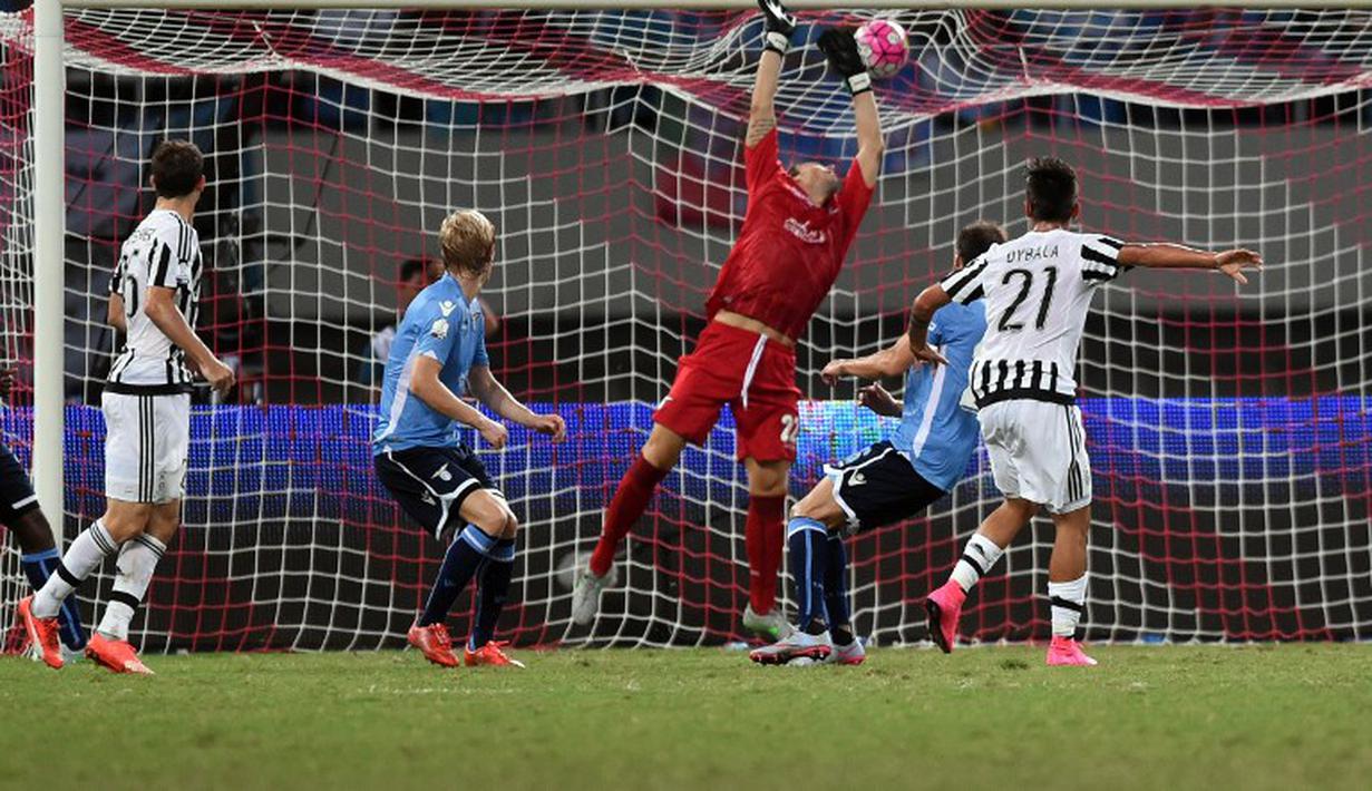 Paulo Dybala mencetak gol ke gawang Lazio dalam final Piala Super Italia 2015 di Stadion Shanghai, Tiongkok. Sabtu (8/8/2015). (AFP Photo/Johanne Eisele)