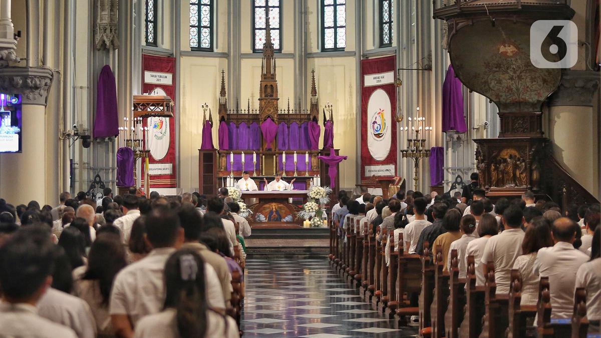 Khidmat, Pelaksanaan Misa Kamis Putih di Gereja Katedral Jakarta