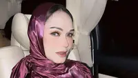 Berada di Aceh, Bunda Corla tampil berbeda. Ia tampil mengenakan kerudung warna merah burgundy yang diikatkan ke leher dan rambut yang sedikit keluar. @corla_2