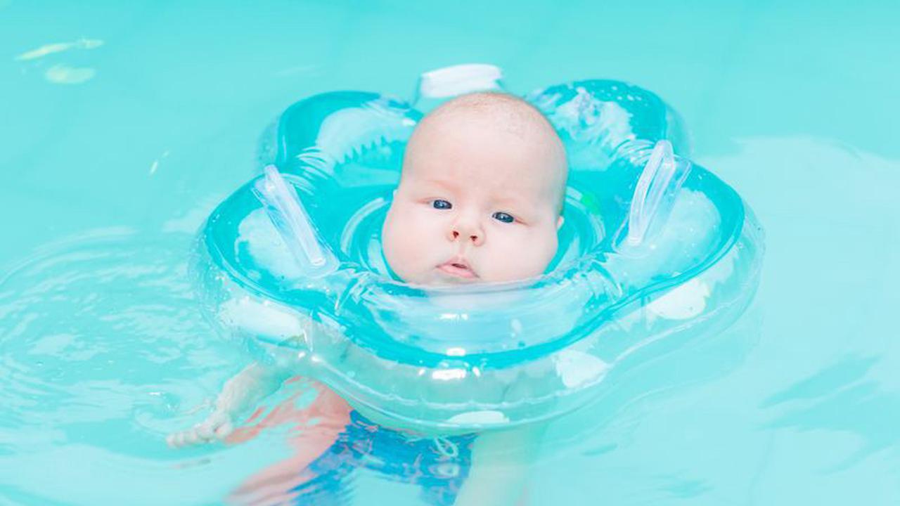 Bahaya Penggunaan Pelampung Leher pada Bayi Saat Berenang