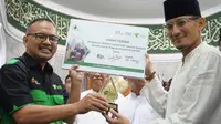 Sandiaga Uno menyerahkan paket OK OCE Qur'an Cordoba untuk masjid dan musholla di Jakarta dan sekitarnya.