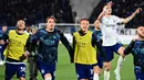 Selebrasi para Pemain Inter Milan usai menang dramatis dari Como dalam lanjutan Serie A, Senin (13/4/2026) dini hari WIB.(AFP/Cruciatti Piero)