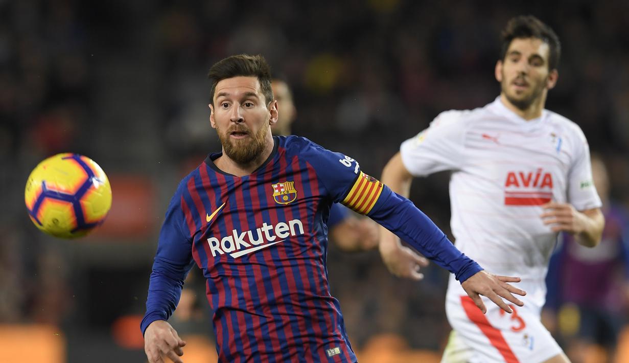 Aksi yang mega bintang, Lionel Messi pada laga lanjutan La Liga yang berlangsung di stadion Camp Nou,  Senin (14/1). Barcelona menang 1-0 atas Eibar (AFP/Lluis Gene)