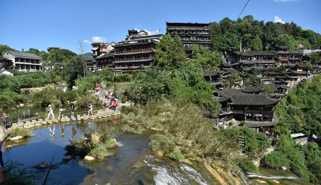Para wisatawan menikmati waktu santai di objek wisata Kota Furong di Wilayah Yongshun, Provinsi Hunan, China tengah (2/8/2020). Dengan menerapkan sejumlah langkah pencegahan epidemi, objek wisata tersebut mencatat peningkatan kunjungan turis selama liburan musim panas. (Xinhua/Chen Sihan)