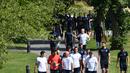 Pemain, Pelatih dan Official timnas Prancis saat tiba di lapangan guna melakukan sesi latihan  sebelum laga Final Piala Eropa 2016 melawan Portugal di Clairefontaine-en-Yvelines, Paris, (9/7/2016). (AFP/Franck Fife)