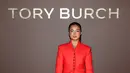 Alex Eala menggunakan koleksi Resort 2027 yang terdiri dari blazer, cuffed cargo pant, cotton shirt, the Bunny Knot runway shoulder bag dan Bunny Knot runway pumps.