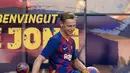 Gelandang asal Belanda Frenkie de Jong menjuggling bola saat pengenalan dirinya di stadion Camp Nou, Spanyol (5/7/2019). Barcelona memboyong Frenkie de Jong dari Ajax Amsterdam seharga 75 juta euro (Rp1,19 triliun). (AFP Photo/Lluis Gene)