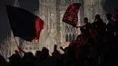 Sementara, diketahui, kompetisi Serie A musim musim 2025/2026 masih menyisakan tiga pertandingan. Tampak dalam foto, para pendukung Inter Milan merayakan gelar juara Serie A musim 2025/2026 atau scudetto ke-21 di Piazza Duomo, Milan, Italia, Minggu (3/4/2026) malam waktu setempat atau Senin (4/5/2026) dini hari WIB. (PIERO CRUCIATTI/AFP)