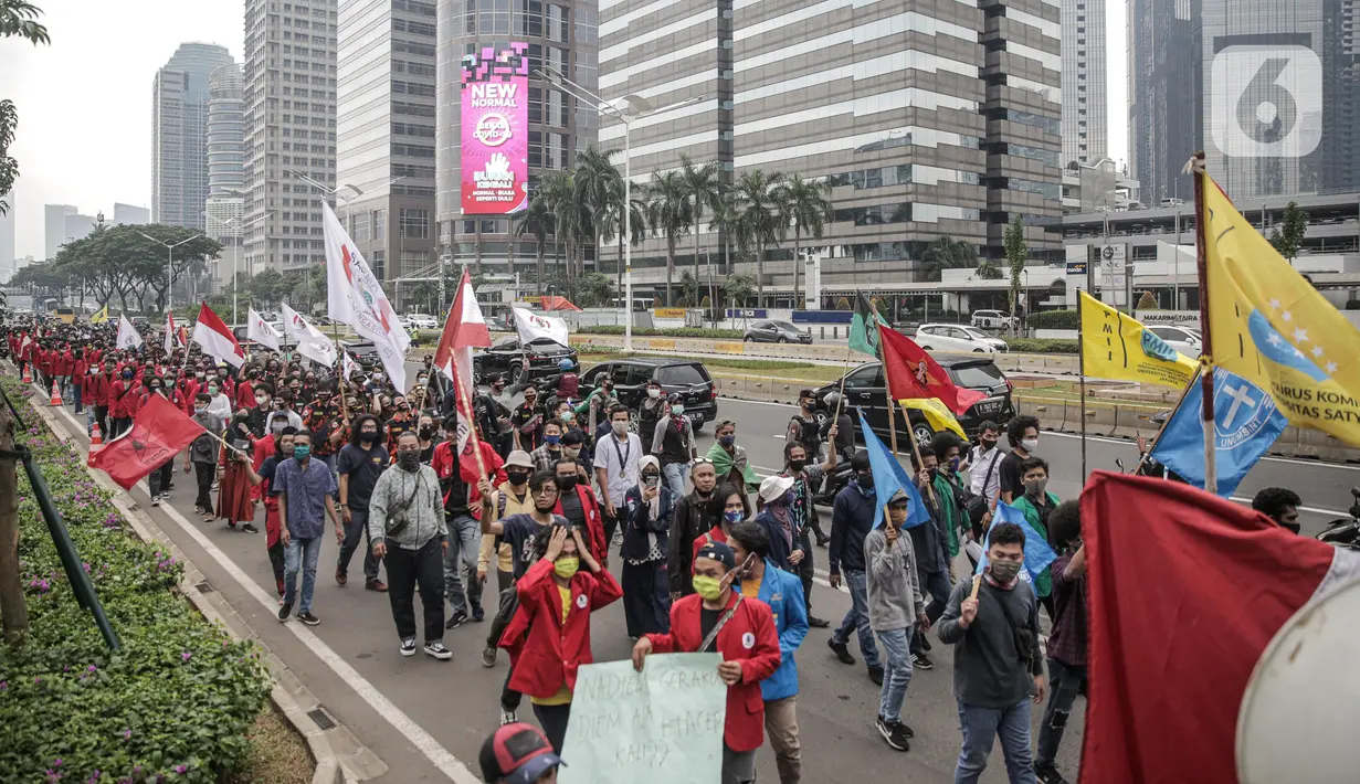 Massa yang tergabung dalam Gerakan Mahasiswa Jakarta berunjuk rasa di depan Kementerian Pendidikan dan Kebudayaan (Kemendikbud), Jakarta, Senin (22/6/2020). Mahasiswa mengkritik Kemendikbud karena tidak adanya kebijakan keringanan biaya kuliah di tengah pandemi COVID-19. (Liputan6.com/Faizal Fanani)