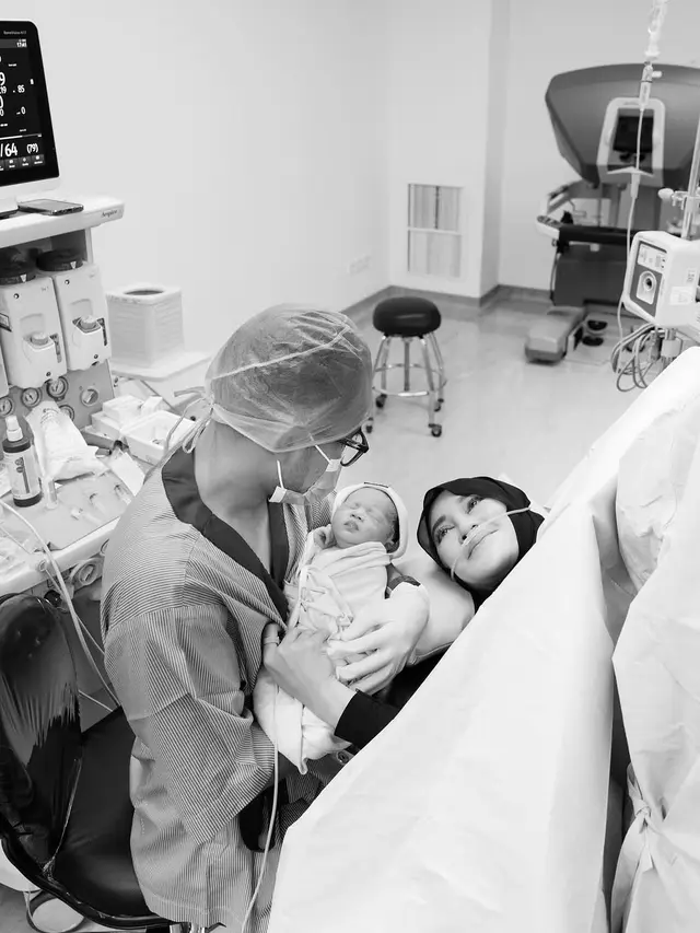 Shandy Purnamasari dan Gilang Widya umumkan kelahiran anak ketiga (credit: instagram/juragan_99)