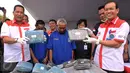 Kepala BNN Komjen Budi Waseso (kiri) memegang barang bukti narkoba di Kawasan Garbage Plants Bandara Soekarna-Hatta, Tangerang, Rabu, (10/2). Barang bukti ini nantinya akan dimusnahkan. (Liputan6.com/Faisal R Syam) 