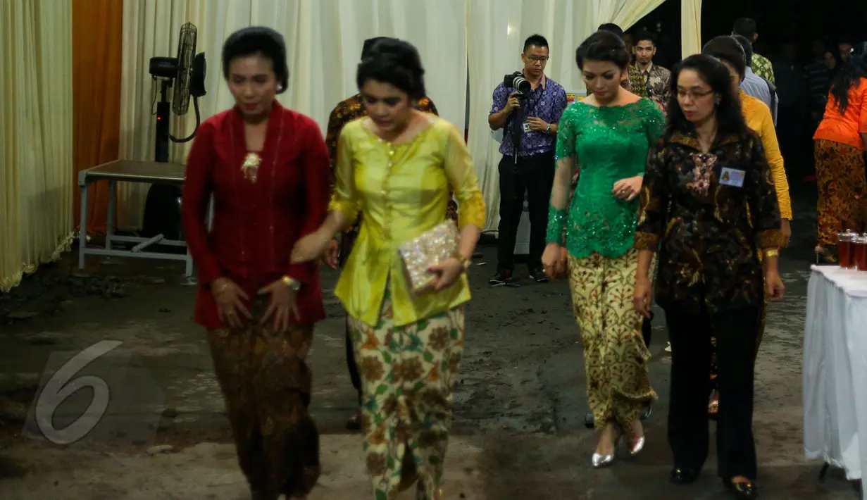 Selvi Ananda (kebaya hijau) bersama keluarga saat menyambut kedatangan keluarga Presiden Joko Widodo, Jawa Tengah, Selasa (9/6/2015). Keluarga Selvi menerima lamaran dari keluarga Presiden Jokowi. (Liputan6.com/Faizal Fanani)