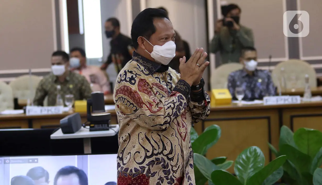 Mendagri Tito Karnavian saat rapat kerja bersama Pansus RUU Perubahan Kedua atas UU Nomor 21 Tahun 2001 tentang Otonomi Khusus bagi Provinsi Papua, Kompleks Parlemen, Jakarta, Kamis (8/4/2021). Rapat mendengar penjelasan pemerintah, pengesahan jadwal Pansus dan mekanisme. (Liputan6.com/Angga Yuniar)