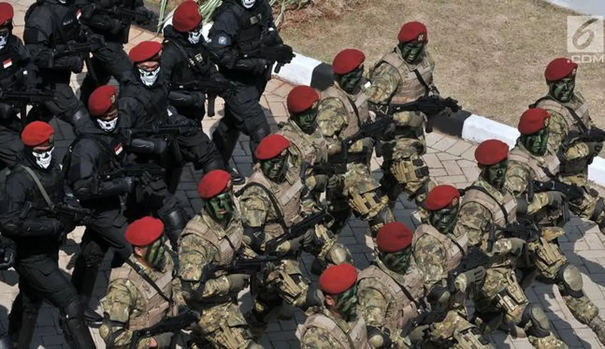 Prajurit TNI AL saat parade militer di peringatan HUT ke-73 di Kompleks Dermaga Pondok Dayung Koarmada I, Jakarta, Senin (10/9). HUT ke-73 TNI AL memamerkan alutsista, parade pasukan, dan atraksi ketangkasan. (Merdeka.com/Iqbal Nugroho)