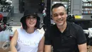 Penyanyi Yuni Shara dan kekasihnya, Chico Hakim ditemui saat peresmian usaha makanan di kawasan Kemang, Jakarta, Senin (18/4). Yuni dan mantan suami Wanda Hamidah itu membuka usaha kuliner bersama berkonsep foodtruck. (Liputan6.com/Herman Zakharia)