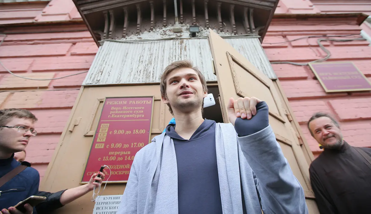 Ruslan Sokolovsky, seorang blogger Rusia, meninggalkan Pengadilan Kota Yekaterinburg, Kamis (11/5). Blogger 22 tahun itu dianggap menodai agama dan menebar kebencian melalui video Pokemon Go di dalam gereja yang diunggahnya. (Konstantin Melnitskiy/AFP)